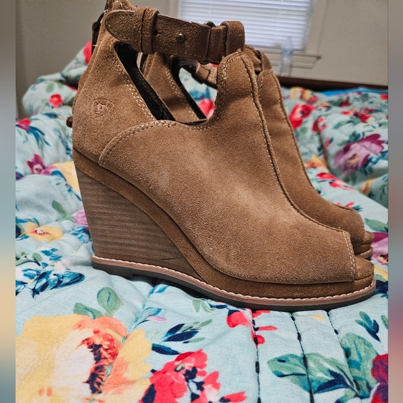 Women's Ariat Wedges size 7 - Picture 1 of 5